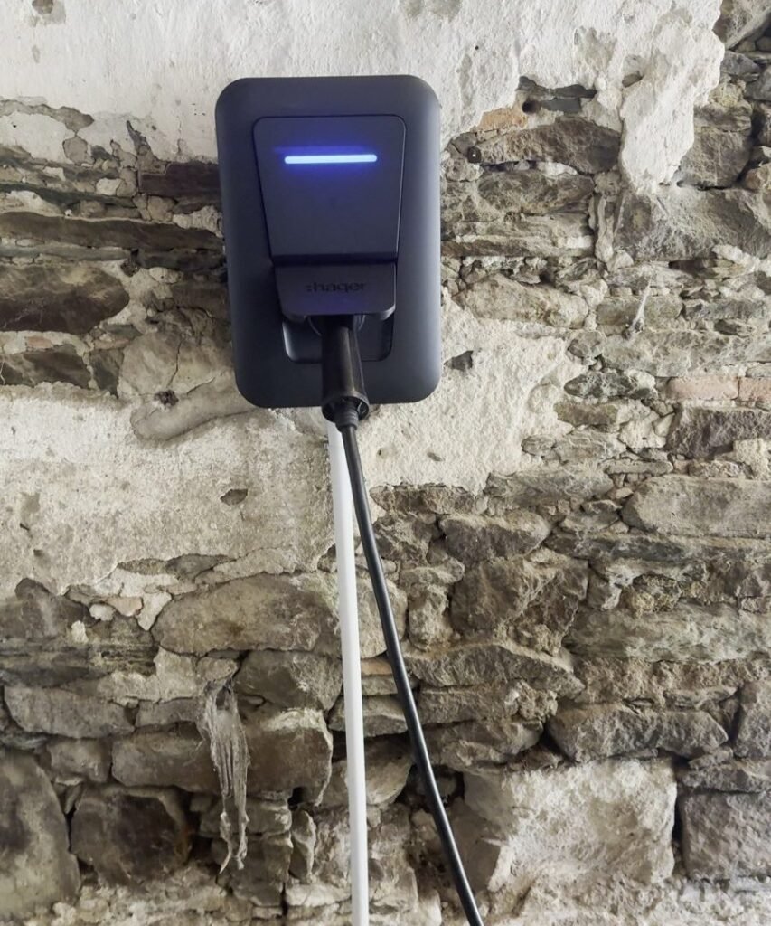 Borne de recharge Hager Witty installée sur un mur en pierre à Saint-Aignan-Grand-Lieu