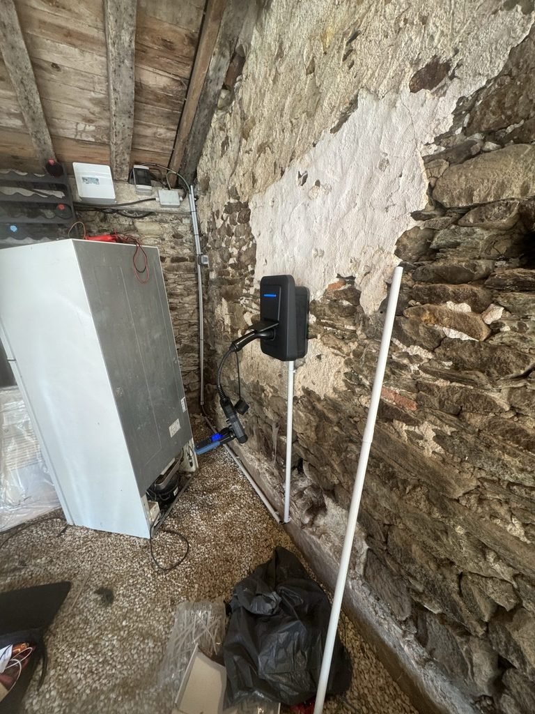 Vue d'ensemble de l'installation de la borne et du coffret de protection dans une dépendance en pierre