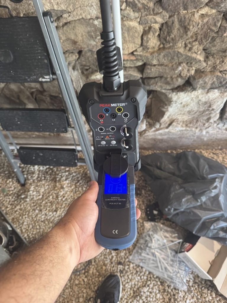 Test de mise en service de la borne de recharge avec un simulateur de véhicule et un testeur de terre